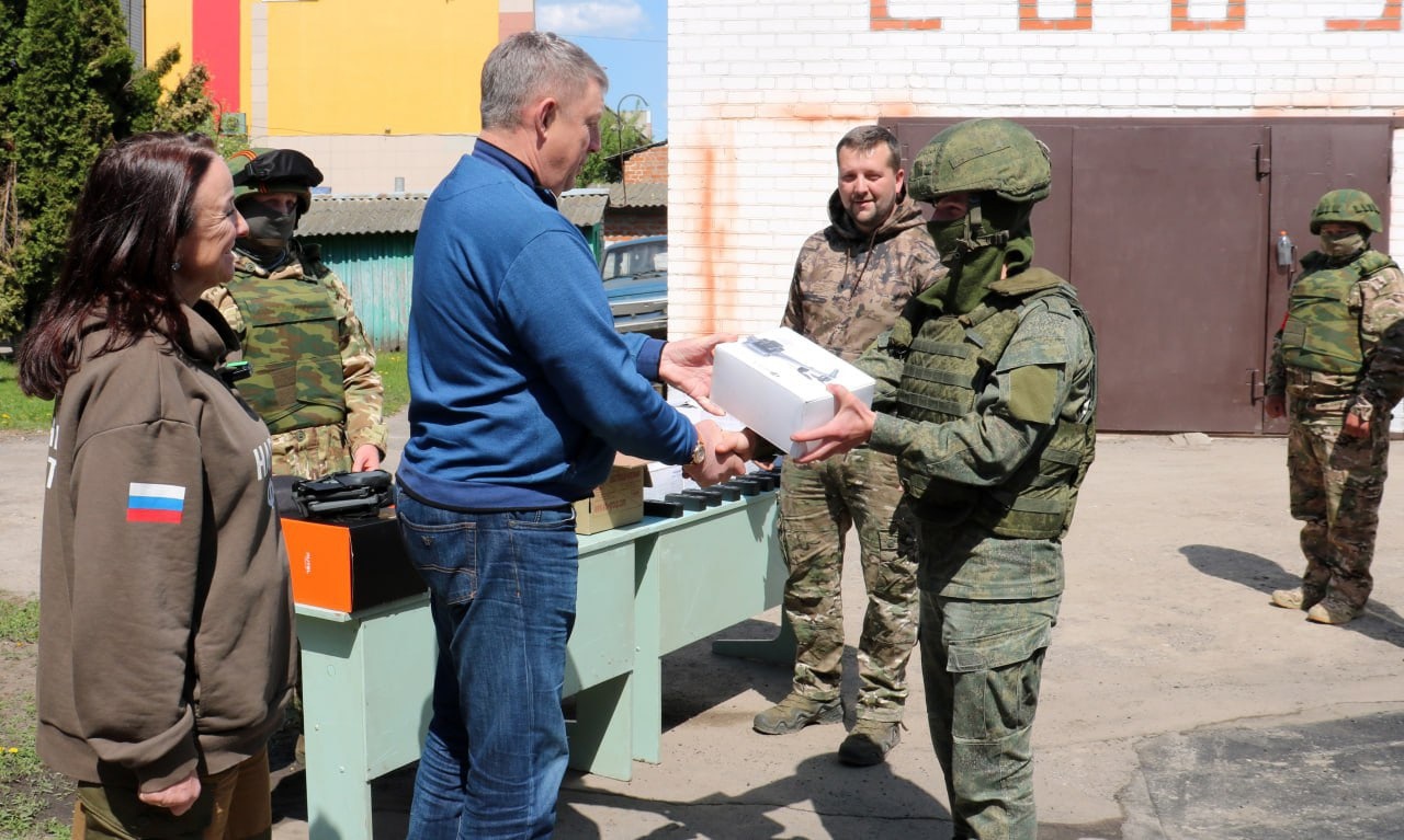 Брянский губернатор Александр Богомаз передал спецсредства военнослужащим